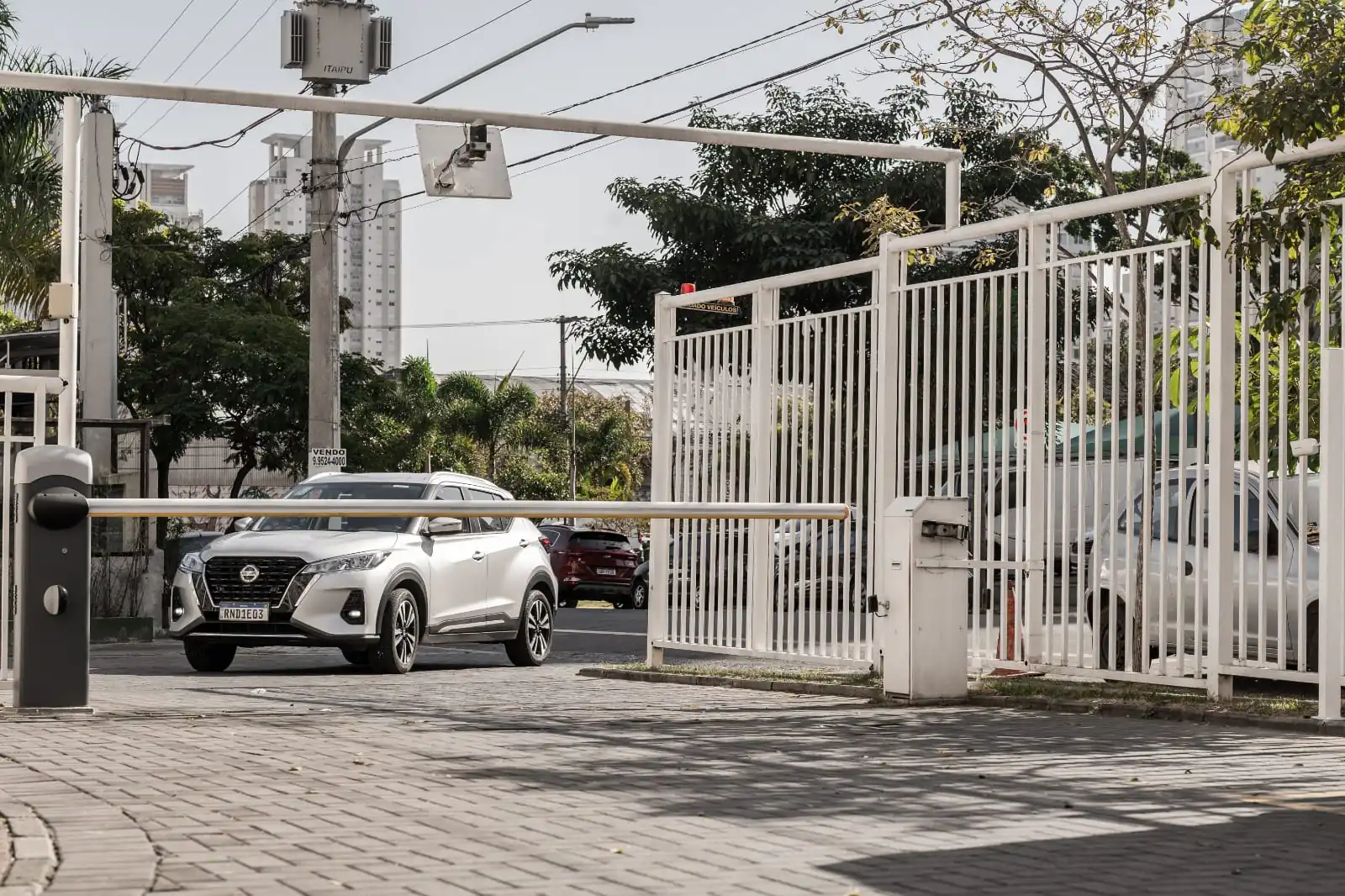 Controle de acesso veicular com cancela e câmera LPR — Artech Soluções