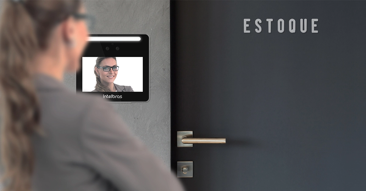 Controle de acesso por reconhecimento facial Intelbras na porta do estoque de uma empresa, instalado pela Artech Soluções